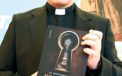 Ks. Śliwiński tłumaczy w publikacji, że te obrady wymagają dochowania tajemnicy, aby kardynałowie byli wolni od jakiejkolwiek ingerencji z zewnątrz.