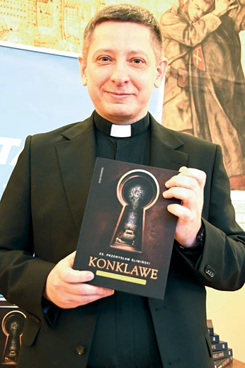 Ks. Śliwiński tłumaczy w publikacji, że te obrady wymagają dochowania tajemnicy, aby kardynałowie byli wolni od jakiejkolwiek ingerencji z zewnątrz.