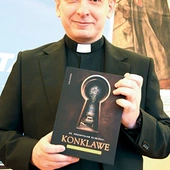 Ks. Śliwiński tłumaczy w publikacji, że te obrady wymagają dochowania tajemnicy, aby kardynałowie byli wolni od jakiejkolwiek ingerencji z zewnątrz.