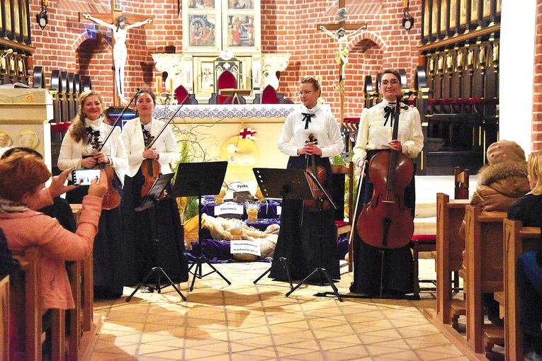 Kwartet Con Amabile w składzie: Daria Krzysztoń-Baran (I skrzypce), Yi Ding-Dana (II skrzypce), Joanna Głąb (gościnnie – altówka), Agnieszka Lasek (wiolonczela).