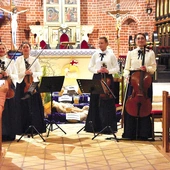 Kwartet Con Amabile w składzie: Daria Krzysztoń-Baran (I skrzypce), Yi Ding-Dana (II skrzypce), Joanna Głąb (gościnnie – altówka), Agnieszka Lasek (wiolonczela).