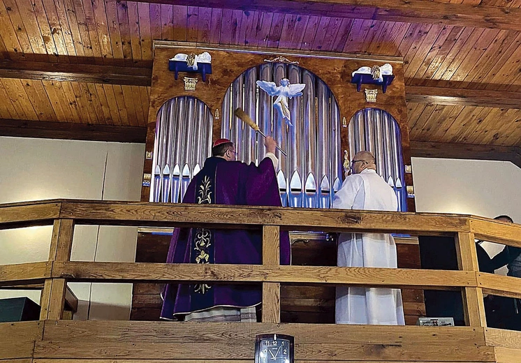 Poświęcenie instrumentu przez bp. Tadeusza Lityńskiego.