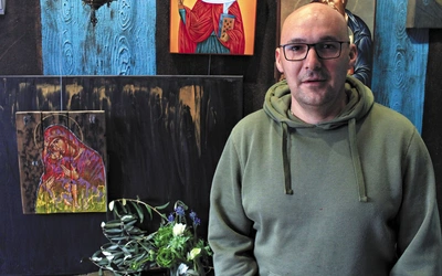 Hubert Kampa w swojej pracowni w Dąbrówce Łubniańskiej. 