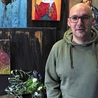 Hubert Kampa w swojej pracowni w Dąbrówce Łubniańskiej. 