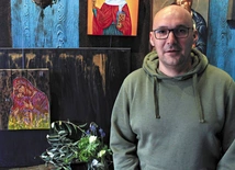 Hubert Kampa w swojej pracowni w Dąbrówce Łubniańskiej. 