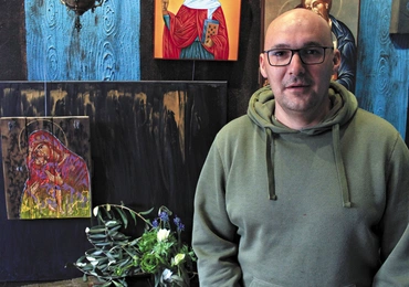 Hubert Kampa w swojej pracowni w Dąbrówce Łubniańskiej. 