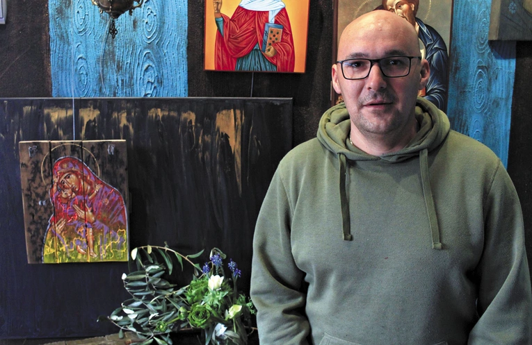 Hubert Kampa w swojej pracowni w Dąbrówce Łubniańskiej. 