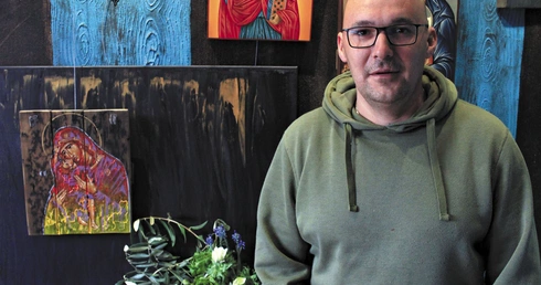 Hubert Kampa w swojej pracowni w Dąbrówce Łubniańskiej. 