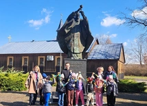 Przy pomniku św. Jana Pawła II na placu seminaryjnym.