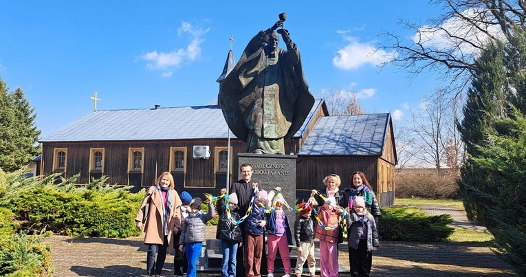 Przy pomniku św. Jana Pawła II na placu seminaryjnym.