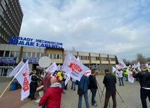 Gliwice. Pikieta przed siedzibą zakładów Bumar. "Kontra" o łamaniu praw pracowniczych