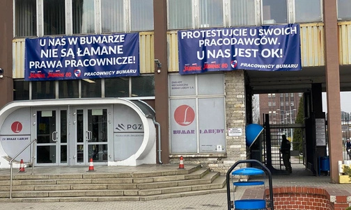 Gliwice. Pikieta przed siedzibą zakładów Bumar. "Kontra" o łamaniu praw pracowniczych