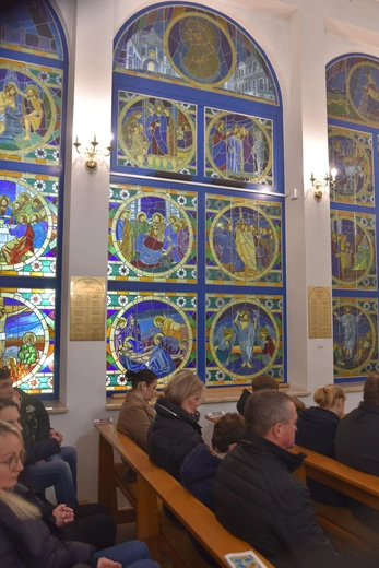Relikwie Ulmów i nowe witraże w Grabnie