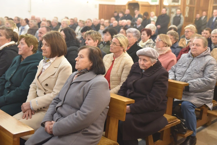 Relikwie Ulmów i nowe witraże w Grabnie