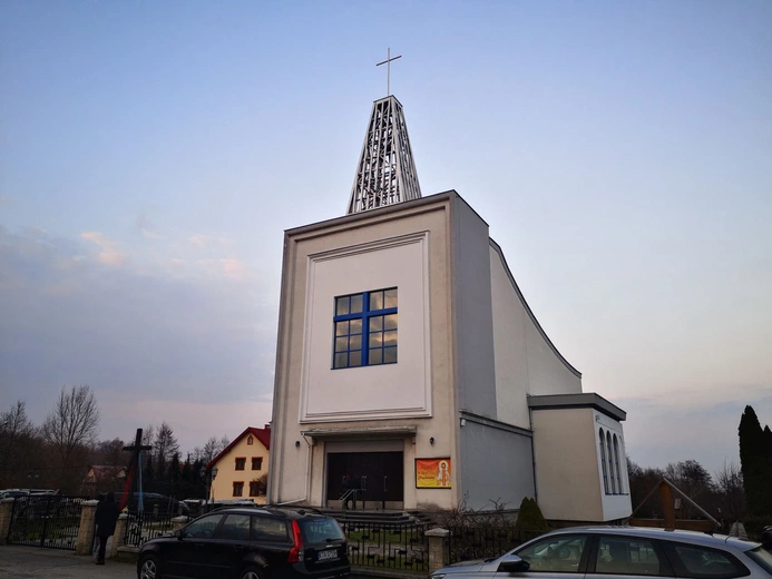 Relikwie Ulmów i nowe witraże w Grabnie