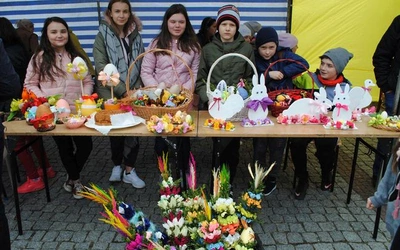 Pisanki, palmy i koronki