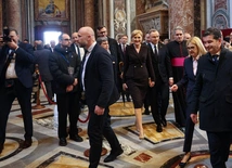 Prezydent z Małżonką po przejściu przez Drzwi Świętej, już obok grobu świętego Jana Pawła Wielkiego