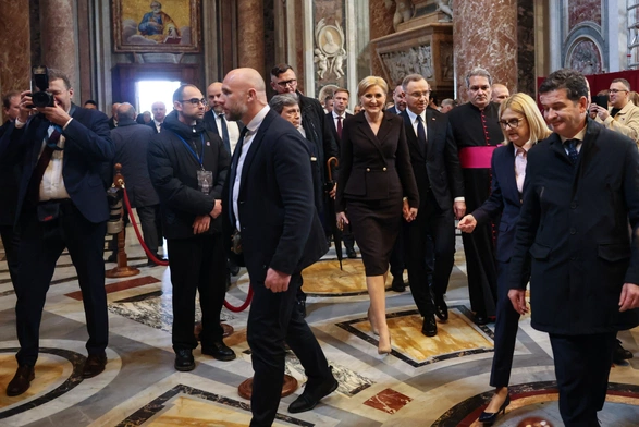 Prezydent z Małżonką po przejściu przez Drzwi Świętej, już obok grobu świętego Jana Pawła Wielkiego