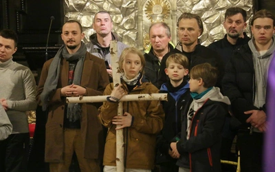 Poszli z krzyżem w noc