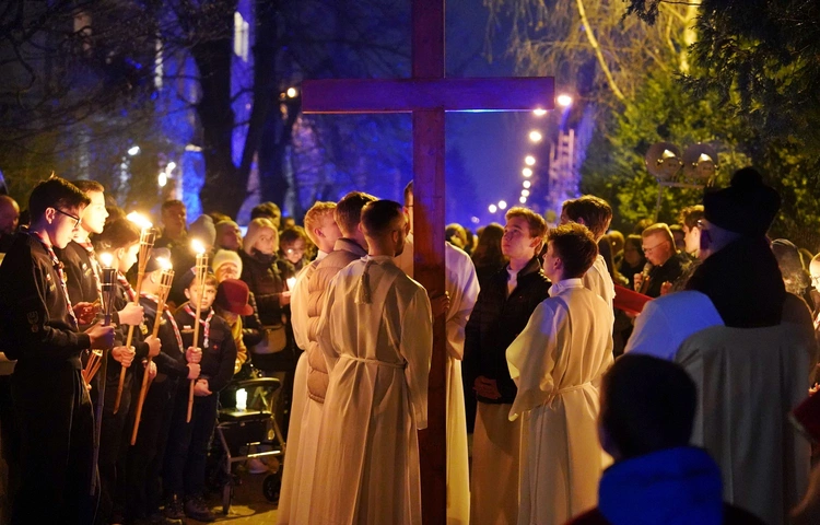 Droga Krzyżowa ulicami parafii. Po co wychodzić z krzyżem w miasto?