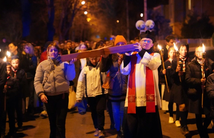 Droga Krzyżowa ulicami parafii. Po co wychodzić z krzyżem w miasto?