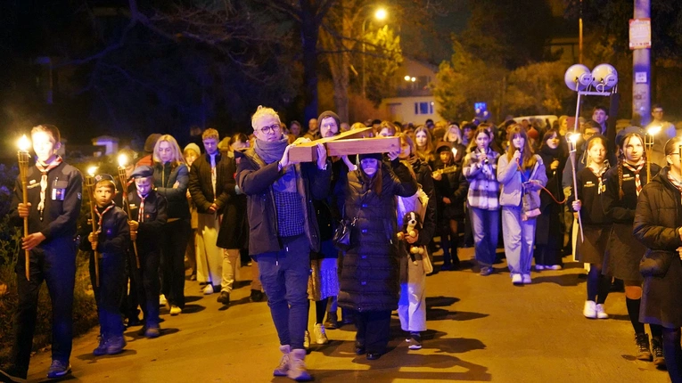 Droga Krzyżowa ulicami parafii. Po co wychodzić z krzyżem w miasto?