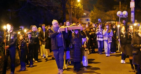 Droga Krzyżowa ulicami parafii. Po co wychodzić z krzyżem w miasto?