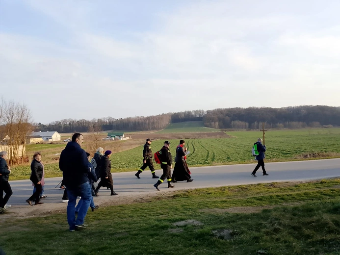 Droga Krzyżowa z Janikowa do kościoła stacyjnego w Ożarowie