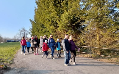 Droga Krzyżowa z Janikowa do kościoła stacyjnego w Ożarowie
