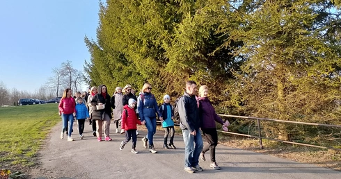 Droga Krzyżowa z Janikowa do kościoła stacyjnego w Ożarowie