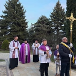 Droga Krzyżowa z Janikowa do kościoła stacyjnego w Ożarowie