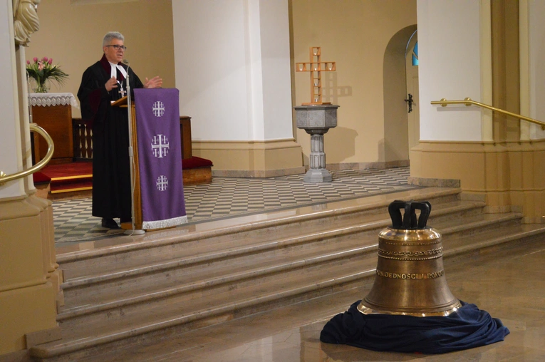 Przekazanie nowego dzwonu