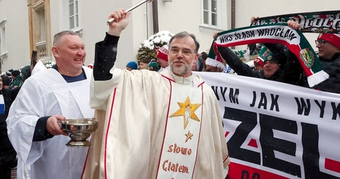 Pracował w policji, był wykładowcą i komentatorem w różnych telewizjach. Jest ojcem, mężem i ministrantem od 50 lat