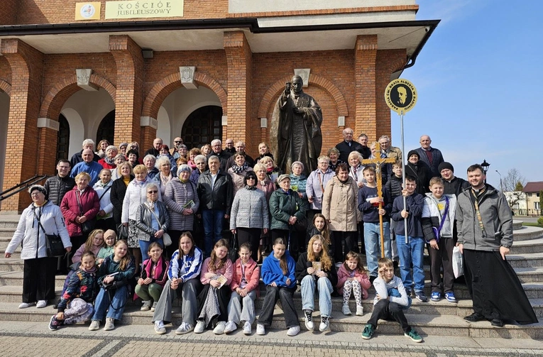 Przy pomniku kard. Stefana Wyszyńskiego.