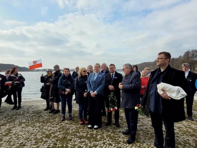 Do jeziora Schwed wrzucono biało-czerwone kwiaty.