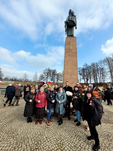 Przy pomniku "Niosącej" upamiętniającym ofiary obozu.