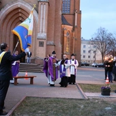 Nowy krzyż misyjny na placu katedralnym