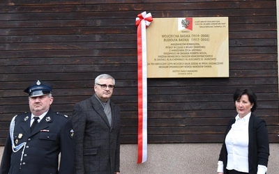 Tablicę odsłonili Andrzej Sznajder i Anna Wasilewska.
