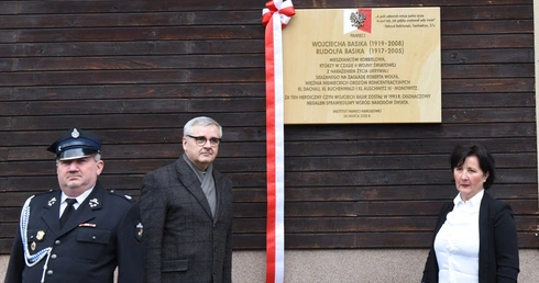Tablicę odsłonili Andrzej Sznajder i Anna Wasilewska.