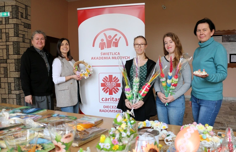 Kierownik świetlicy s. Lidia Kmieciak, urszulanka SJK, wychowawczynie Natalia Bartosiewicz i Anna Szczepanowska oraz podopieczne placówki prezentują wykonane w Akademii Młodych ozdoby. 