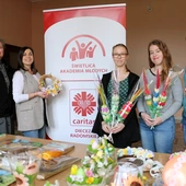 Kierownik świetlicy s. Lidia Kmieciak, urszulanka SJK, wychowawczynie Natalia Bartosiewicz i Anna Szczepanowska oraz podopieczne placówki prezentują wykonane w Akademii Młodych ozdoby. 