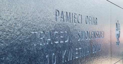 Napis na pomniku ofiar katastrofy w Warszawie