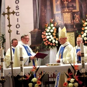 Bp Sławomir Oder przekazuje dekret kustoszowi ks. Marcinowi Wojtczakowi.