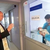 Błogosławieństwo matki i dziecka, przebywających w izolatce. 