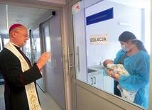 Błogosławieństwo matki i dziecka, przebywających w izolatce. 