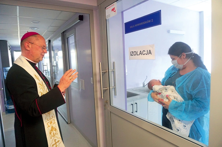 Błogosławieństwo matki i dziecka, przebywających w izolatce. 