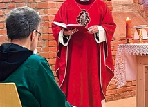 Biskup w kaplicy Aresztu Śledczego w Gliwicach.
