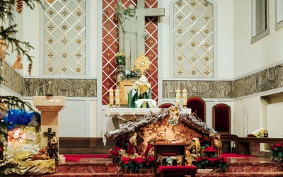 	Centralnym punktem ołtarza głównego jest figura Chrystusa Króla, wykonana z cementu. Autorem tego dzieła był artysta plastyk Ignacy Zelek z Torunia, który stworzył także figury św. Teresy i św. Antoniego, umieszczone w przedsionku świątyni.