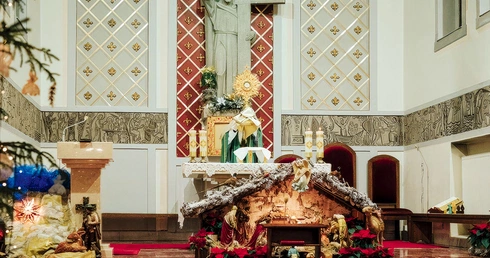 	Centralnym punktem ołtarza głównego jest figura Chrystusa Króla, wykonana z cementu. Autorem tego dzieła był artysta plastyk Ignacy Zelek z Torunia, który stworzył także figury św. Teresy i św. Antoniego, umieszczone w przedsionku świątyni.