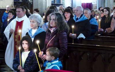 	Podejmujący Duchową Adopcję Dziecka Poczętego składali przyrzeczenia ze świecami w ręku.